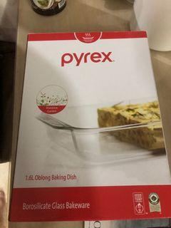 Pyrex oblong 1.6L baking dish