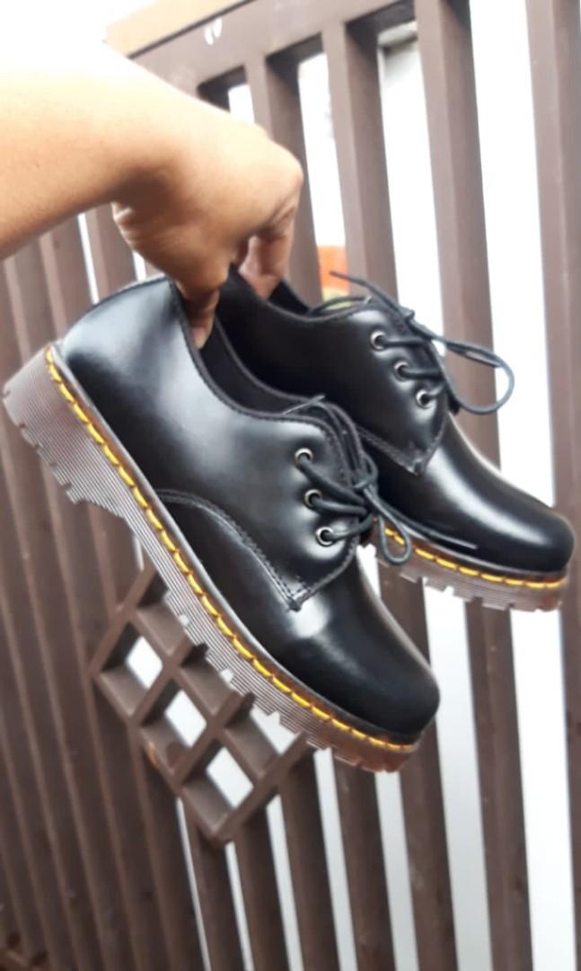 Sepatu dr martens wanita on sale