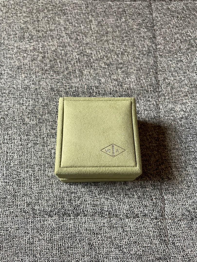 VCA Ring Box （分類：飾物架、飾物盒、飾物收納盒）位於 Hong Kong。 由 kaz88888 提交（商品編號 1188106986，圖片 3）。簡介： 。