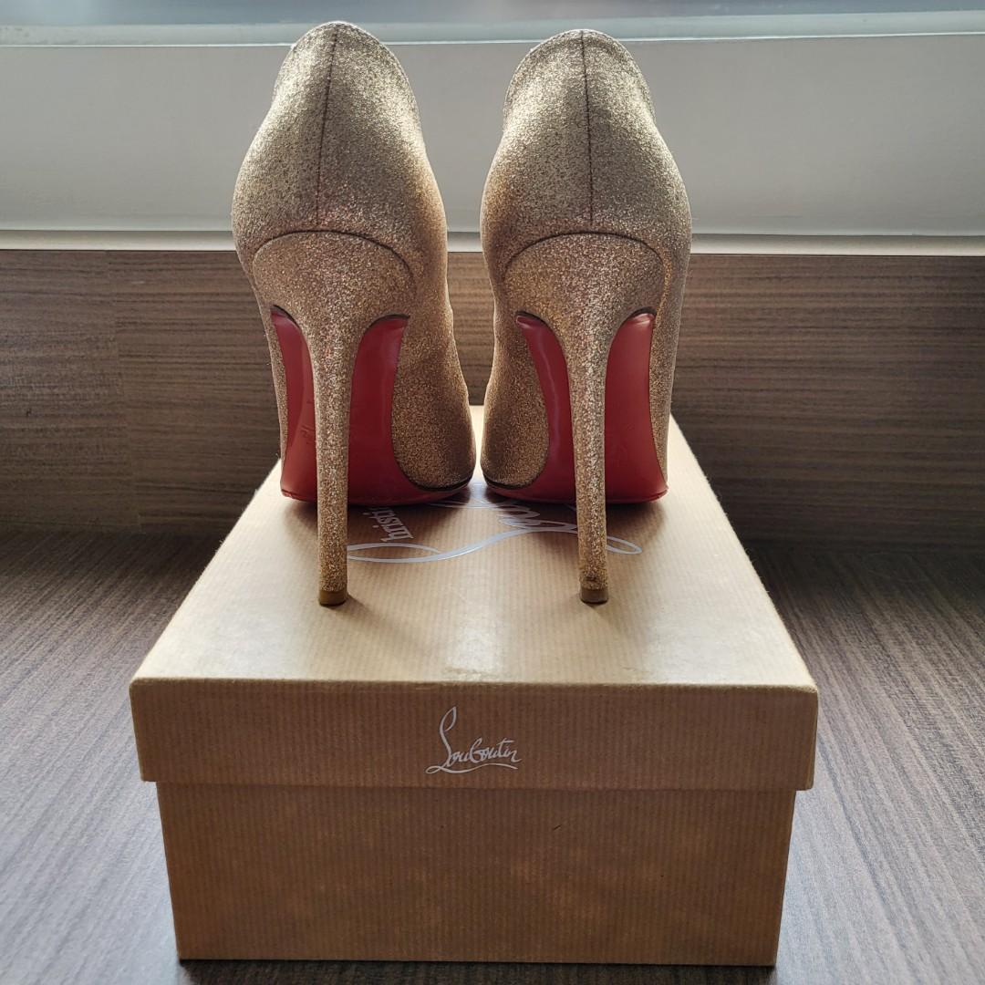 Christian louboutin hotsell round toe pumps