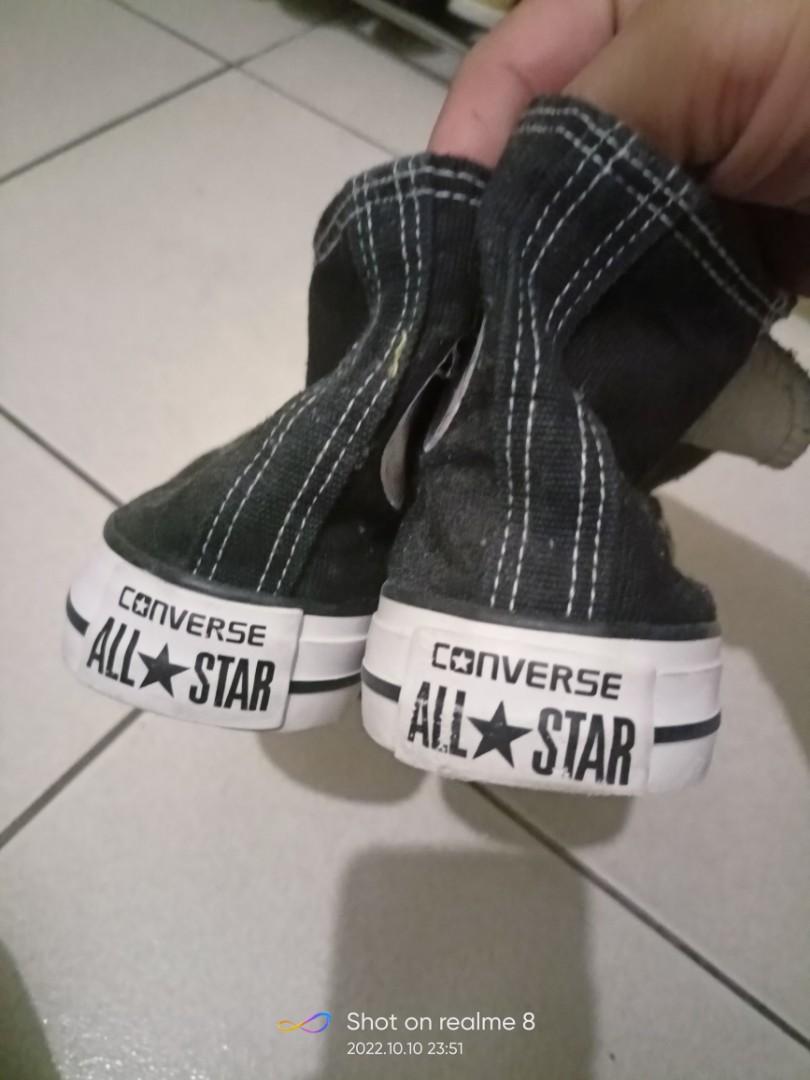 Converse (Category: Sneakers) located in Las Pinas. Submitted by tabsilog (Listing ID 1189910326, Image 3). Description: rush sale converse all star Chuck Taylor Unisex Message if interested.