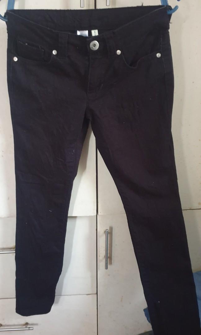 Guess Skinny Jeans (Category: Jeans) located in Valenzuela. Submitted by van1129 (Listing ID 1189805435, Image 1). Description: Preloved pls check pics for details.