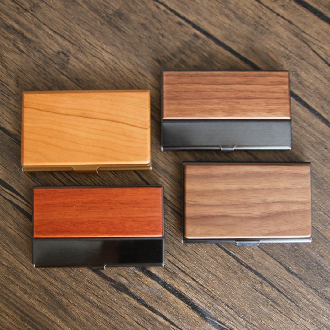 [Laser Print 定製] 個性 氣質 專業 天然木 不銹鋼 卡片盒 Wooden Stainless Steel Name Card Case 男女 情人節 送禮 - (櫻桃木 cherrywood/ 花梨木 rosewood/ 胡桃木 walnut) （分類：銀包、卡片套）位於 Hong Kong。 由 marilaser 提交（商品編號 1139080398，圖片 3）。簡介： 個性 氣質 專業 天然木 不銹鋼 卡片盒 Wooden Stainless Steel Name Card Case 物料: 天然木 Wood & 不銹鋼 Stainless Steel 顏色: 櫻桃木 cherrywood/ 花梨木 rosewood/ 胡桃木 walnut 尺寸: 93mm X 55mm X 10mm 容量: 約 10-12 張卡片 櫻桃木 cherrywood (淺色) 配金色磨砂邊 [雙面全木] 胡桃木 walnut (灰啡色) 配黑色磨砂邊 [雙面全木] 若需Laser打印加