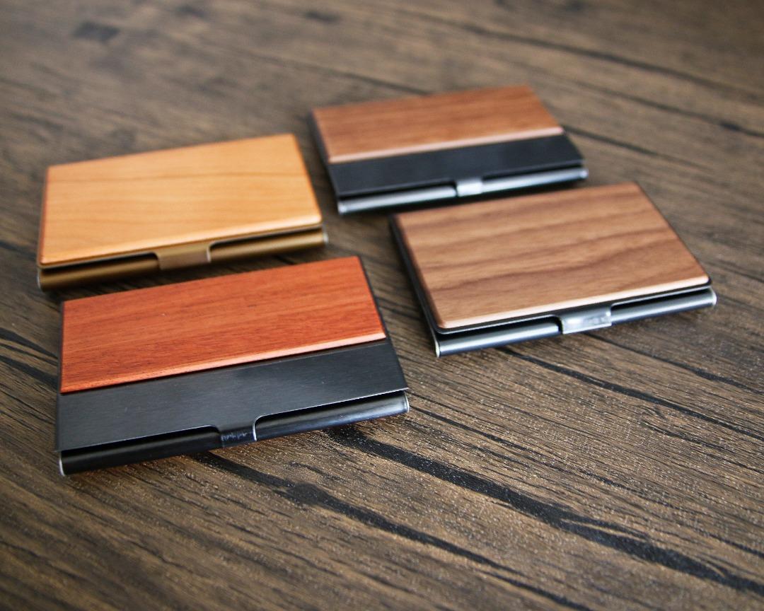 [Laser Print 定製] 個性 氣質 專業 天然木 不銹鋼 卡片盒 Wooden Stainless Steel Name Card Case 男女 情人節 送禮 - (櫻桃木 cherrywood/ 花梨木 rosewood/ 胡桃木 walnut) （分類：銀包、卡片套）位於 Hong Kong。 由 marilaser 提交（商品編號 1139080398，圖片 2）。簡介： 個性 氣質 專業 天然木 不銹鋼 卡片盒 Wooden Stainless Steel Name Card Case 物料: 天然木 Wood & 不銹鋼 Stainless Steel 顏色: 櫻桃木 cherrywood/ 花梨木 rosewood/ 胡桃木 walnut 尺寸: 93mm X 55mm X 10mm 容量: 約 10-12 張卡片 櫻桃木 cherrywood (淺色) 配金色磨砂邊 [雙面全木] 胡桃木 walnut (灰啡色) 配黑色磨砂邊 [雙面全木] 若需Laser打印加