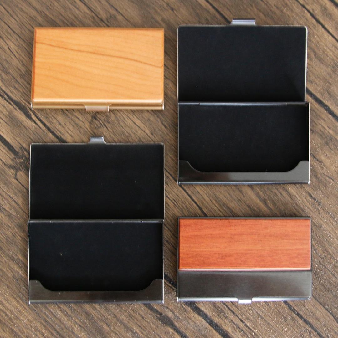 [Laser Print 定製] 個性 氣質 專業 天然木 不銹鋼 卡片盒 Wooden Stainless Steel Name Card Case 男女 情人節 送禮 - (櫻桃木 cherrywood/ 花梨木 rosewood/ 胡桃木 walnut) （分類：銀包、卡片套）位於 Hong Kong。 由 marilaser 提交（商品編號 1139080398，圖片 5）。簡介： 個性 氣質 專業 天然木 不銹鋼 卡片盒 Wooden Stainless Steel Name Card Case 物料: 天然木 Wood & 不銹鋼 Stainless Steel 顏色: 櫻桃木 cherrywood/ 花梨木 rosewood/ 胡桃木 walnut 尺寸: 93mm X 55mm X 10mm 容量: 約 10-12 張卡片 櫻桃木 cherrywood (淺色) 配金色磨砂邊 [雙面全木] 胡桃木 walnut (灰啡色) 配黑色磨砂邊 [雙面全木] 若需Laser打印加