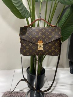(Category: ) located in . Submitted by pre.lovedhandbag (Listing ID 1189870745, Image 1). Description: .