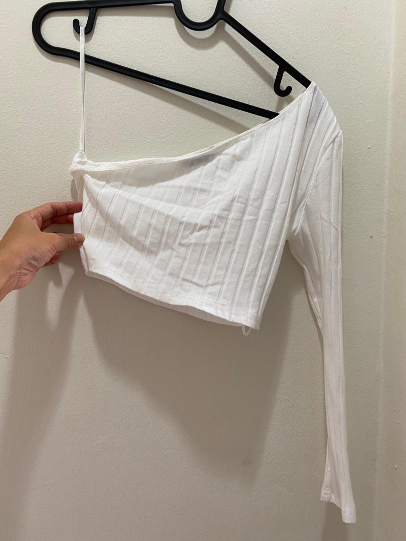 Offshoulder (Category: Other Tops) located in Kuala Lumpur. Submitted by miss_closet (Listing ID 1189788879, Image 3). Description: I never wear this . Not my size . .
