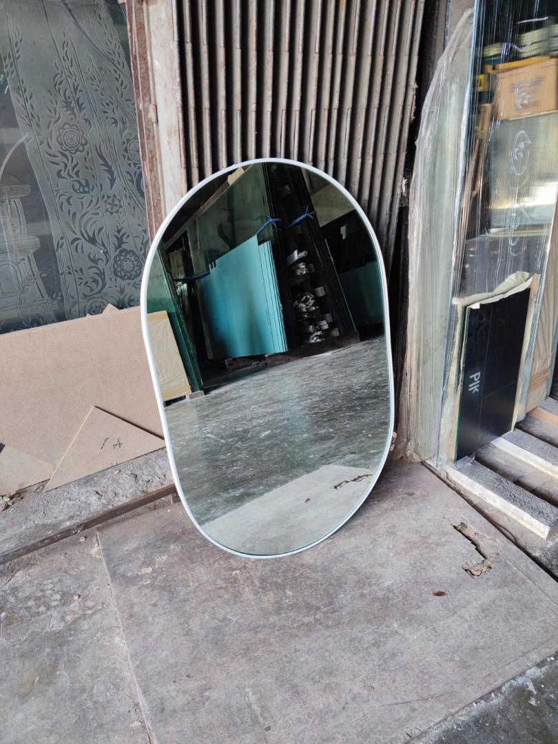 Oval mirror with frame (Category: Mirrors) located in Malabon City. Submitted by mirrors.ph (Listing ID 1189790725, Image 3). Description: Oval mirror with white aluminum frame and plywood backing. Using 6mm thick copper free lead free mirror. Size: 2ft x 3ft P1620 Add P100 if with back hook. Available colors gold, glossy black, matte black, white and silver aluminum frame. Customize sizes and shapes are welcome..