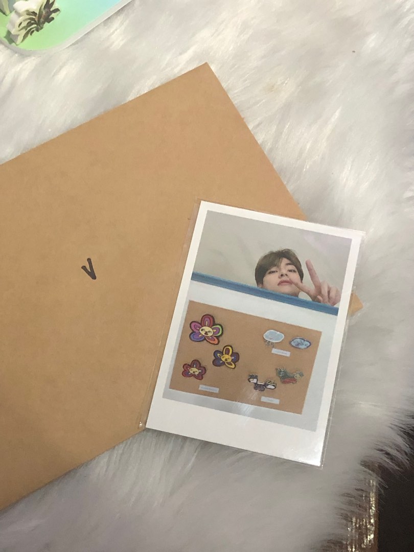 Kim Taehyung official photocard artist made brooch, Hobbies & Toys
