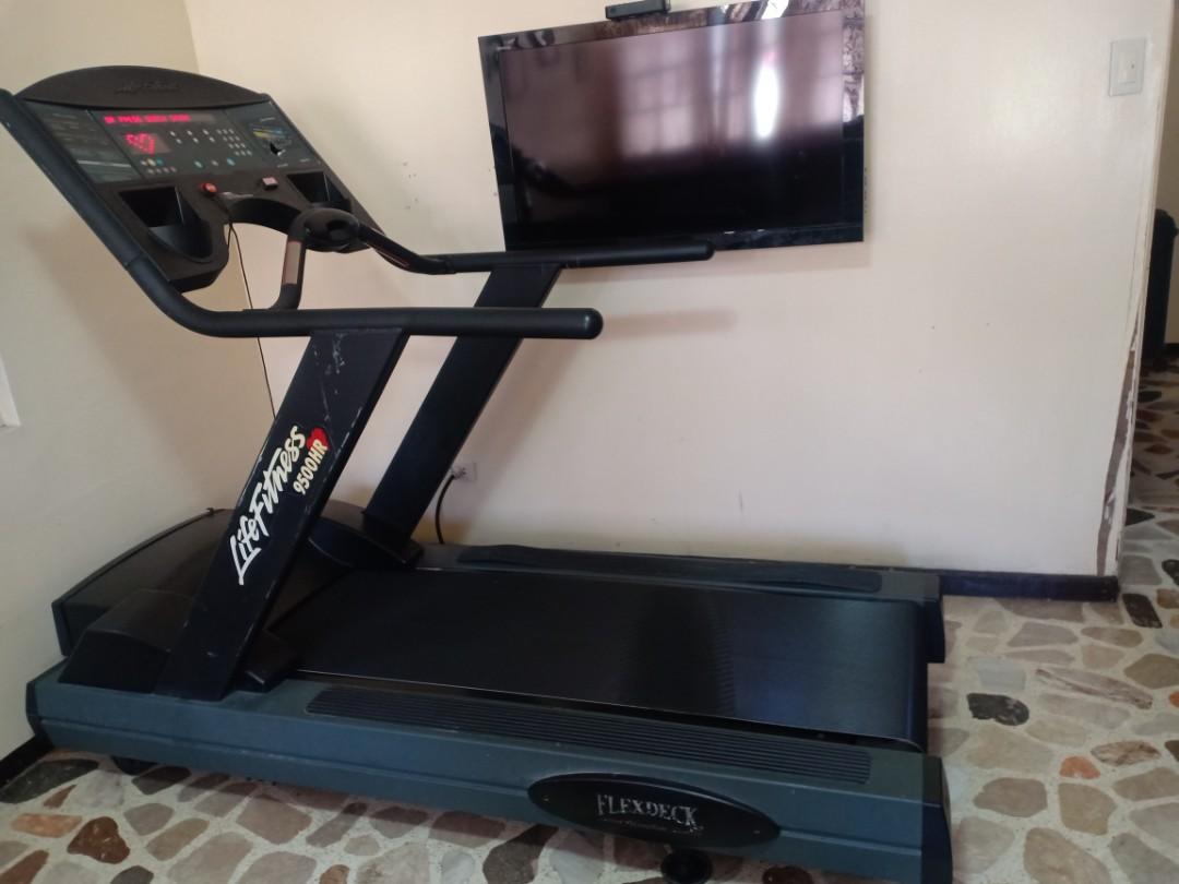 Super Heavy Duty Life Fitness 9500HR Treadmill, Sports Equipment