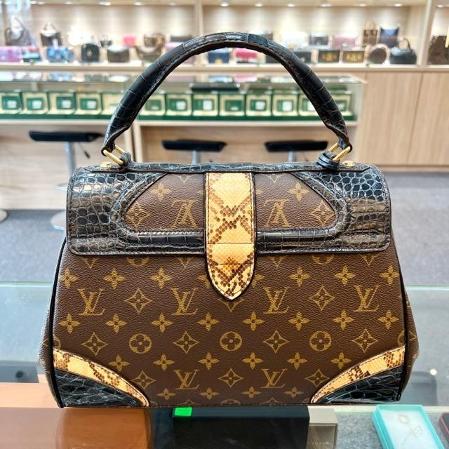 LOUIS VUITTON N42250 BLOOMSBURY GM SLING SHOULDER BAG, Luxury, Bags &  Wallets on Carousell