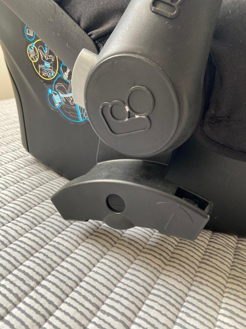 Maxi Cosi cabriofix + Yoyo adapters, Babies & Kids, Going Out, Car