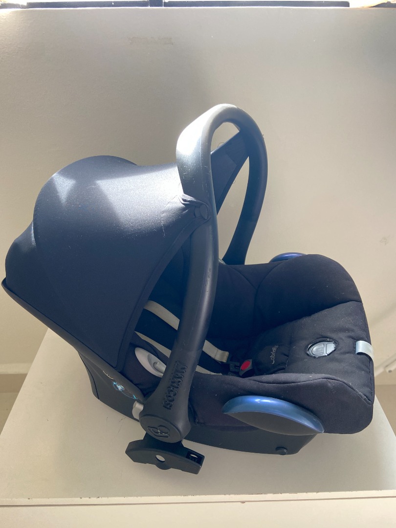 Maxi Cosi cabriofix + Yoyo adapters, Babies & Kids, Going Out, Car