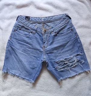 (Category: ) located in . Submitted by her_wardrobeee (Listing ID 1189953468, Image 1). Description: .
