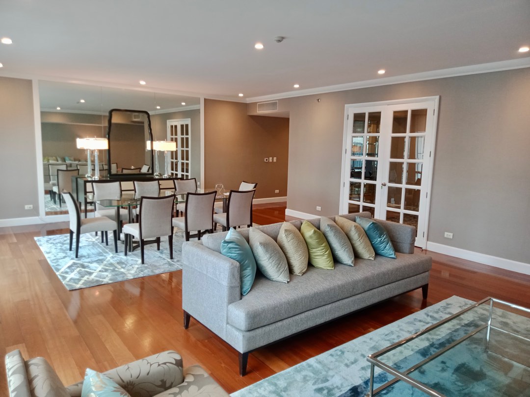 One Roxas Triangle 3 bedroom + den modern Fully furnished Unit ...
