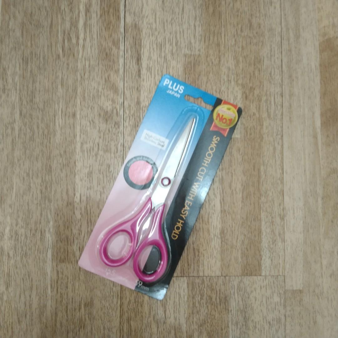 Plus scissors (Category: Stationery & School Supplies) located in Singapore. Submitted by bsiskrd (Listing ID 1190121115, Image 1). Description: brand new pink plus scissors -> unopened packaging.