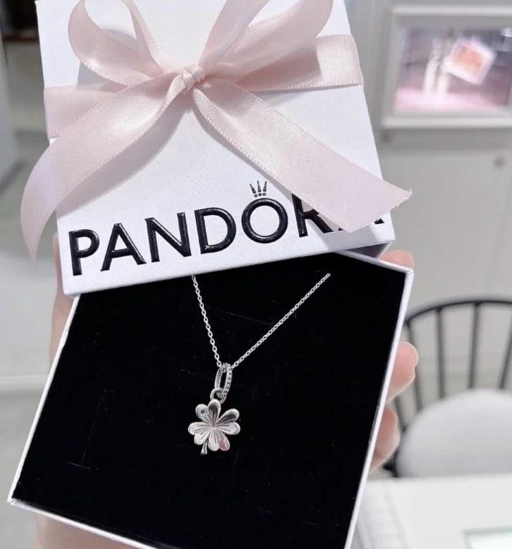 Pandora clover store necklace