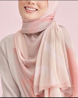 (Category: ) located in . Submitted by anclearingwardrobe (Listing ID 1189988823, Image 1). Description: .