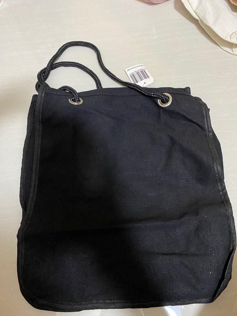 Draw string Bag (Category: Tote Bags) located in Singapore. Submitted by zealmoon_f35e67 (Listing ID 1190218898, Image 1). Description: Draw string Bag(New).