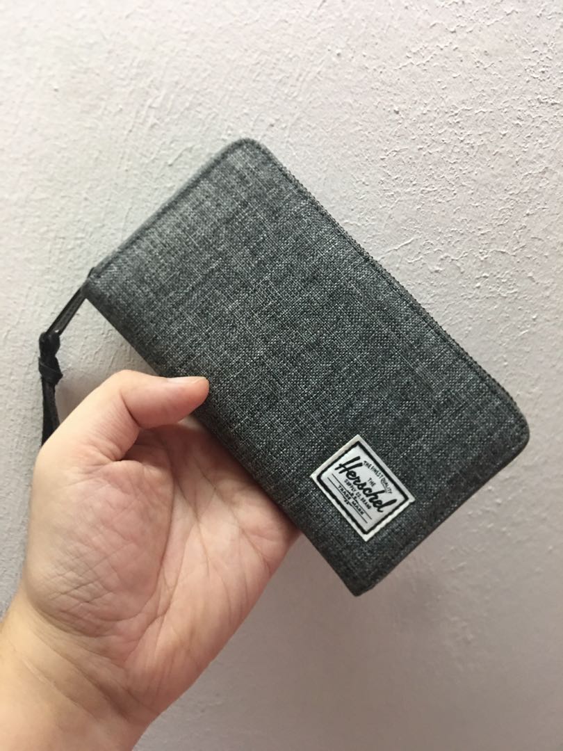 Herschel wallet, Men's Fashion, Watches & Accessories, Wallets & Card