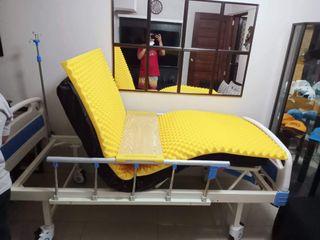 Hospital bed 2 cranks  with eggmattress