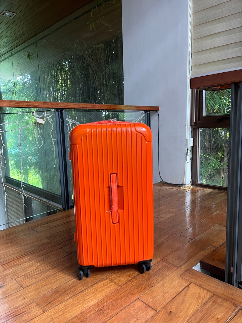 Trunk Luggage 27 inch with flaw, Hobbies & Toys, Travel, Luggage on