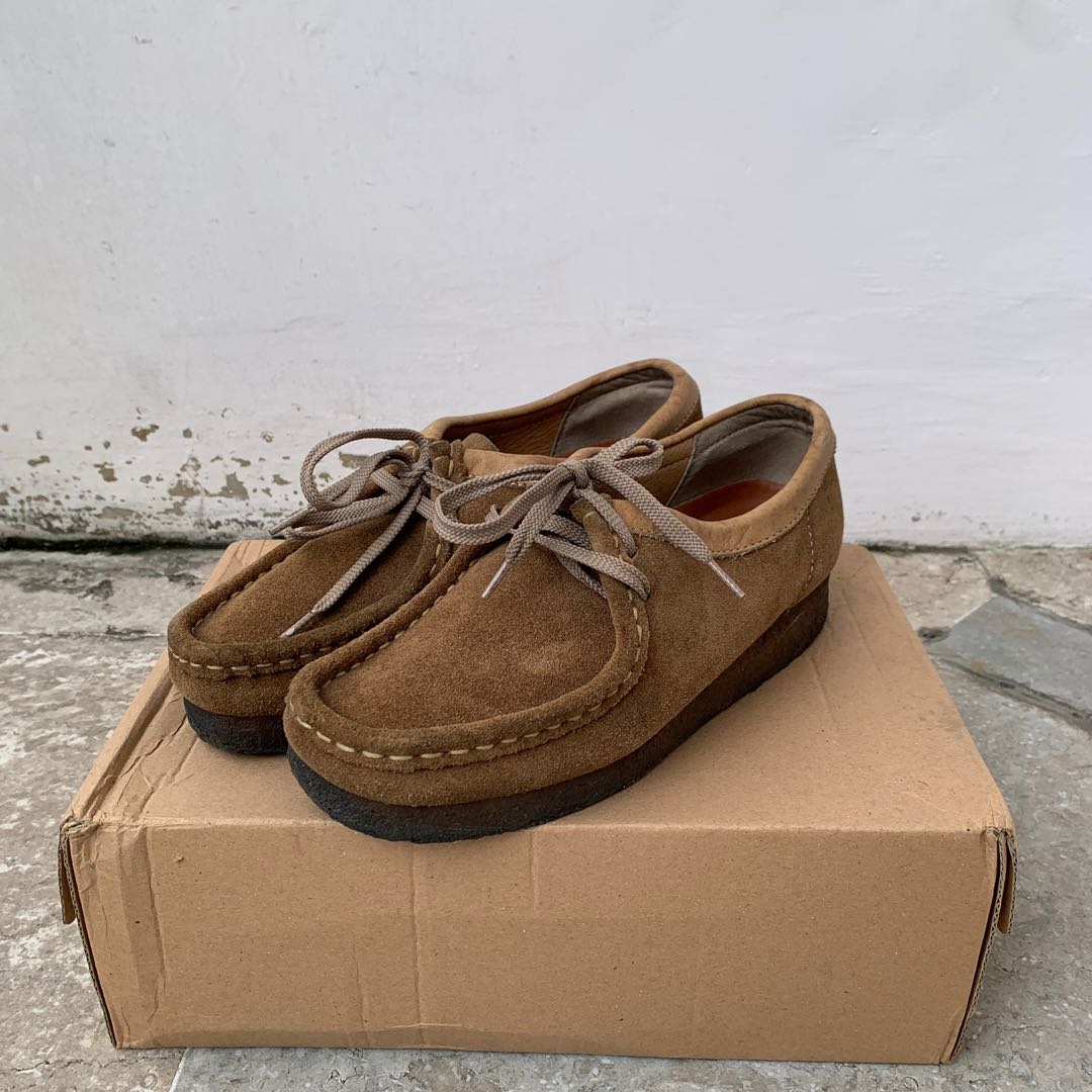 Clarks Wallabee Cola Suede, Fesyen Pria, Sepatu , Sepatu Formal di ...
