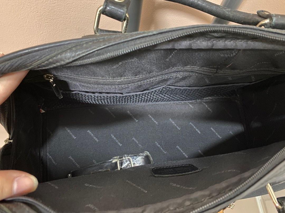 Pierre Cardin Travel Bag Authentic (Category: Luxury Bags & Wallets) located in Navotas City. Submitted by Miming082 (Listing ID 1190382318, Image 3). Description: -very well loved by my aunt -obvious signs of usage and discoloration - a bit of cleaning and the item is usable already - authentic - message me if you have any questions or if need more pics 😁.