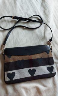 正品Burberry黑色愛心斜背信封包（可議）