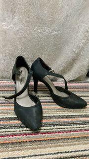 Heels hitam Yongki