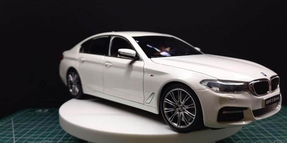 KYOSHO 1:18 BMW 5 Series (G30)全開，跟一個全新透明陳列膠盒( 無疹