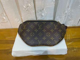 Louis Vuitton LV Lock It Tote Aerogram, Men's Fashion, Bags, Belt bags,  Clutches and Pouches on Carousell