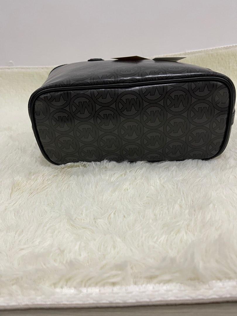 Mk Jodie Small (Category: Luxury Bags & Wallets) located in Calamba. Submitted by zarahzion (Listing ID 1190527310, Image 2). Description: Michael kors Jodei small comes with tag,cc & polyplastic Guaranteed original & brandnew From USA 🇺🇸 .