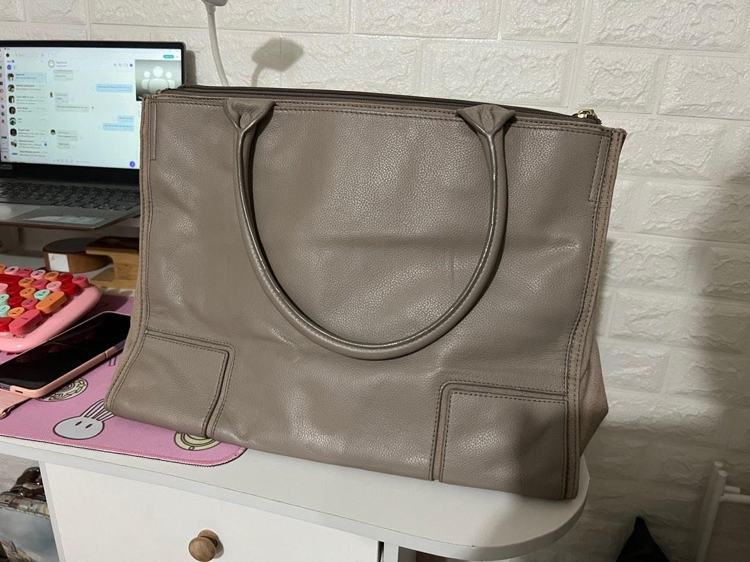 Tory Burch preloved leather bag (Category: Luxury Bags & Wallets) located in Cavite. Submitted by great_stuffsph (Listing ID 1190524626, Image 3). Description: Preloved bag SUPER PAMIGAY PRICE NA Super spacious and nice in actual. Maganda sya since bagay sa kahit ajung dakit. Leather is really nice. Almost 20k orig price See photo to appreciate. Please manage your expectation since this is preloved.
