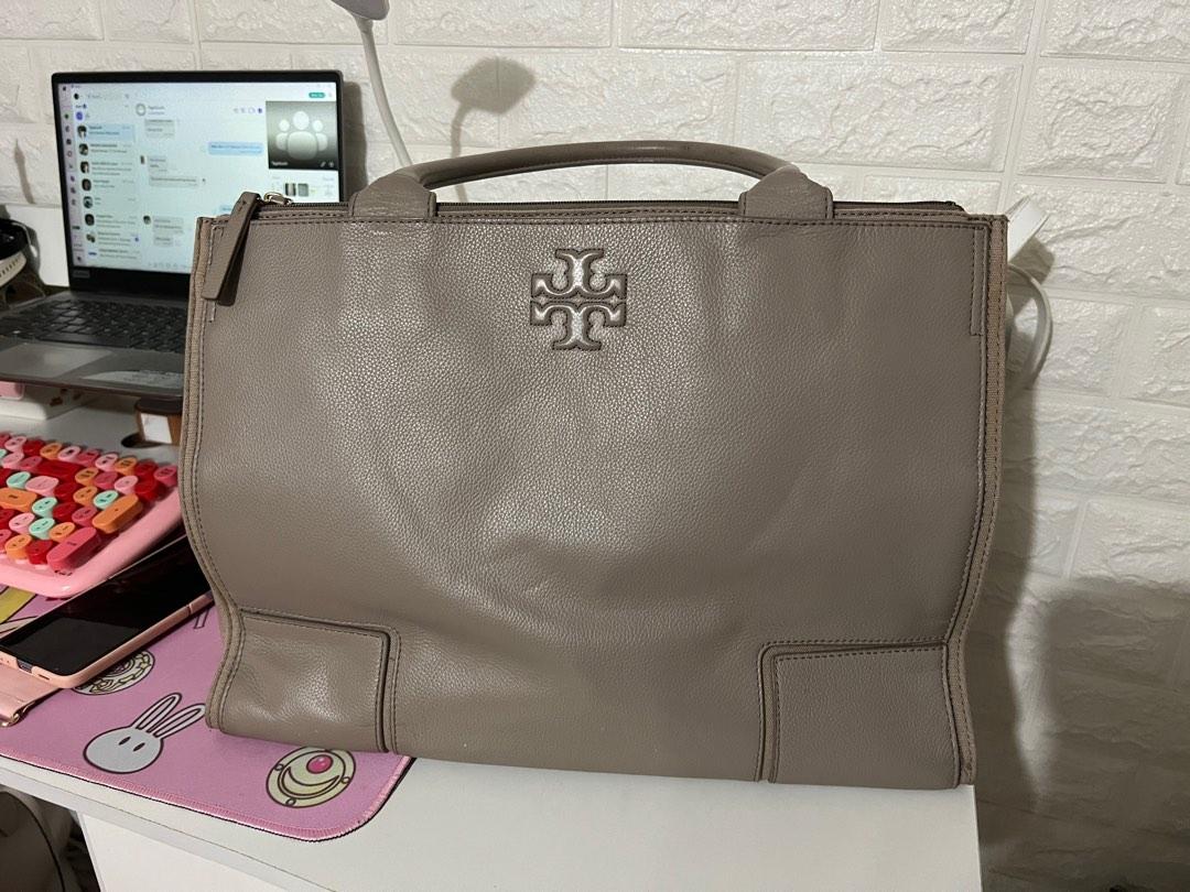 Tory Burch preloved leather bag (Category: Luxury Bags & Wallets) located in Cavite. Submitted by great_stuffsph (Listing ID 1190524626, Image 1). Description: Preloved bag SUPER PAMIGAY PRICE NA Super spacious and nice in actual. Maganda sya since bagay sa kahit ajung dakit. Leather is really nice. Almost 20k orig price See photo to appreciate. Please manage your expectation since this is preloved.