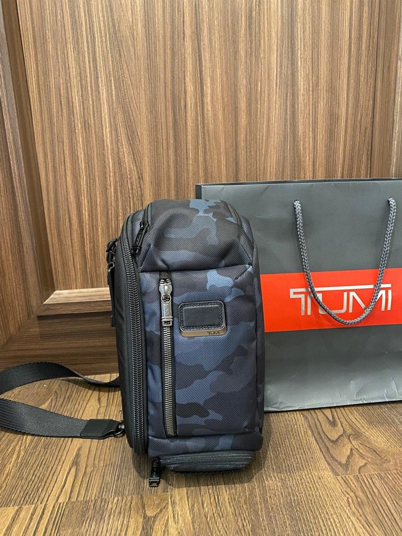 Tumi kelley hot sale sling navy