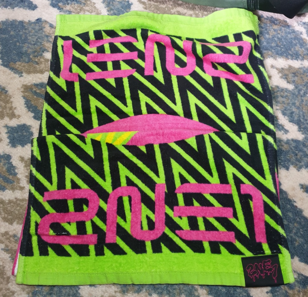 2NE1 New Evolution Towel, Hobbies & Toys, Memorabilia & Collectibles, K