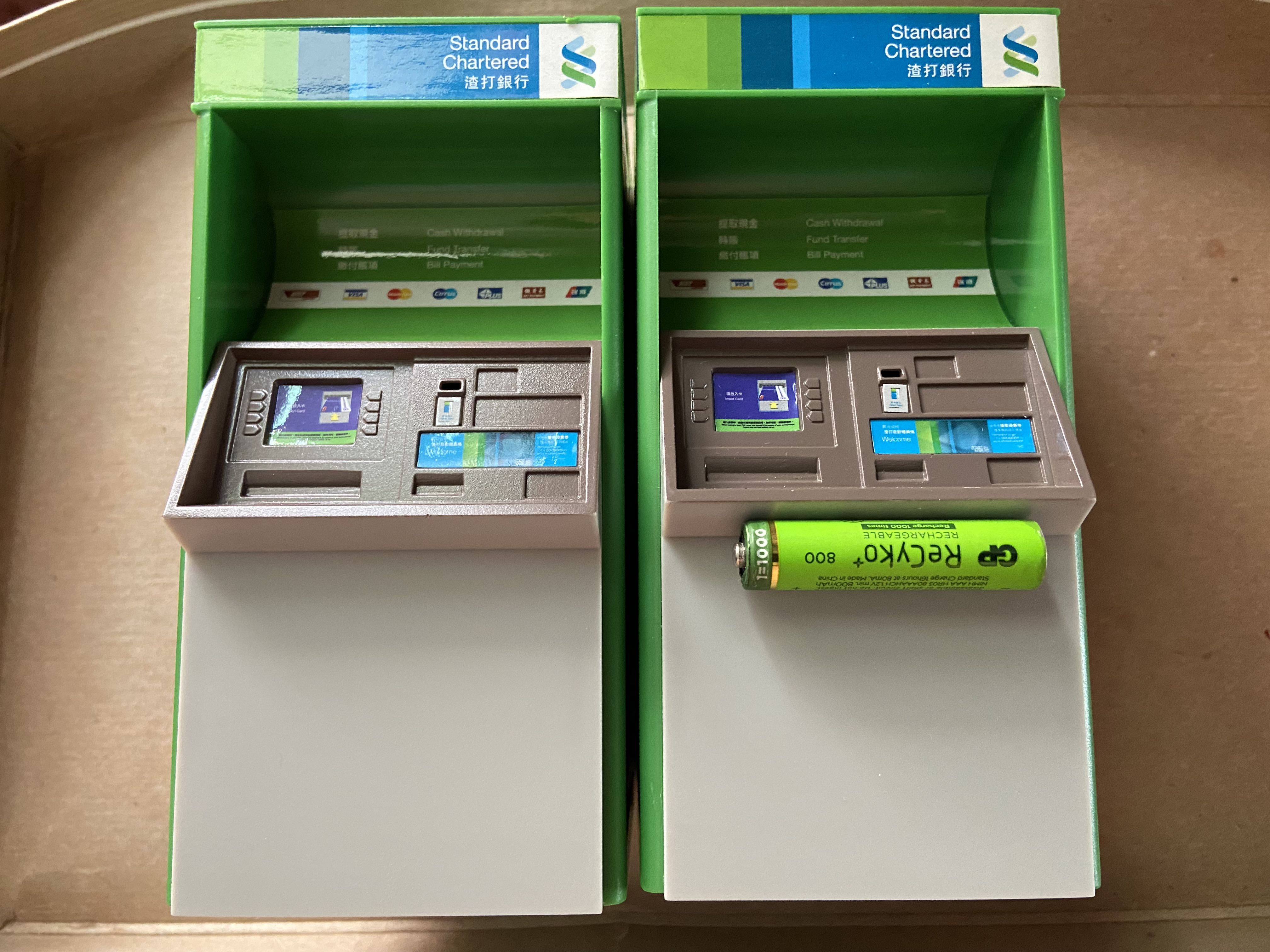 渣打銀行提款機櫃員機錢箱ATM 錢罌Standard Chartered Bank coin piggy bank , 興趣及遊戲, 玩具& 遊戲類-  Carousell