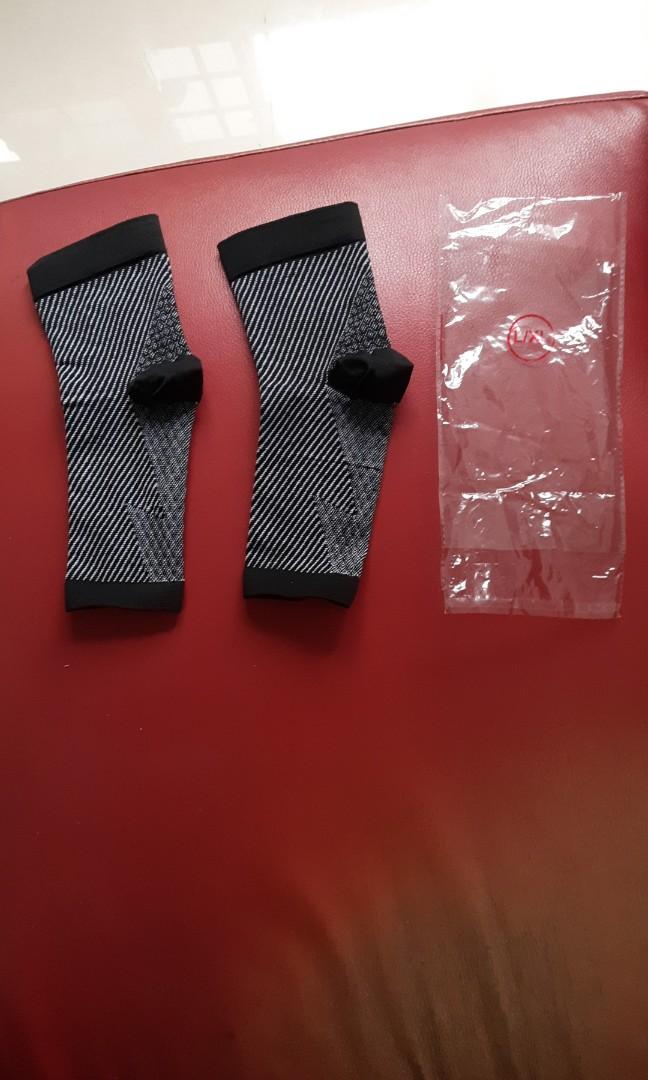 Compression socks (Category: Other Assistive Aids) located in Singapore. Submitted by 6415melon (Listing ID 1190783941, Image 1). Description: Useful for frequent leg cramp..