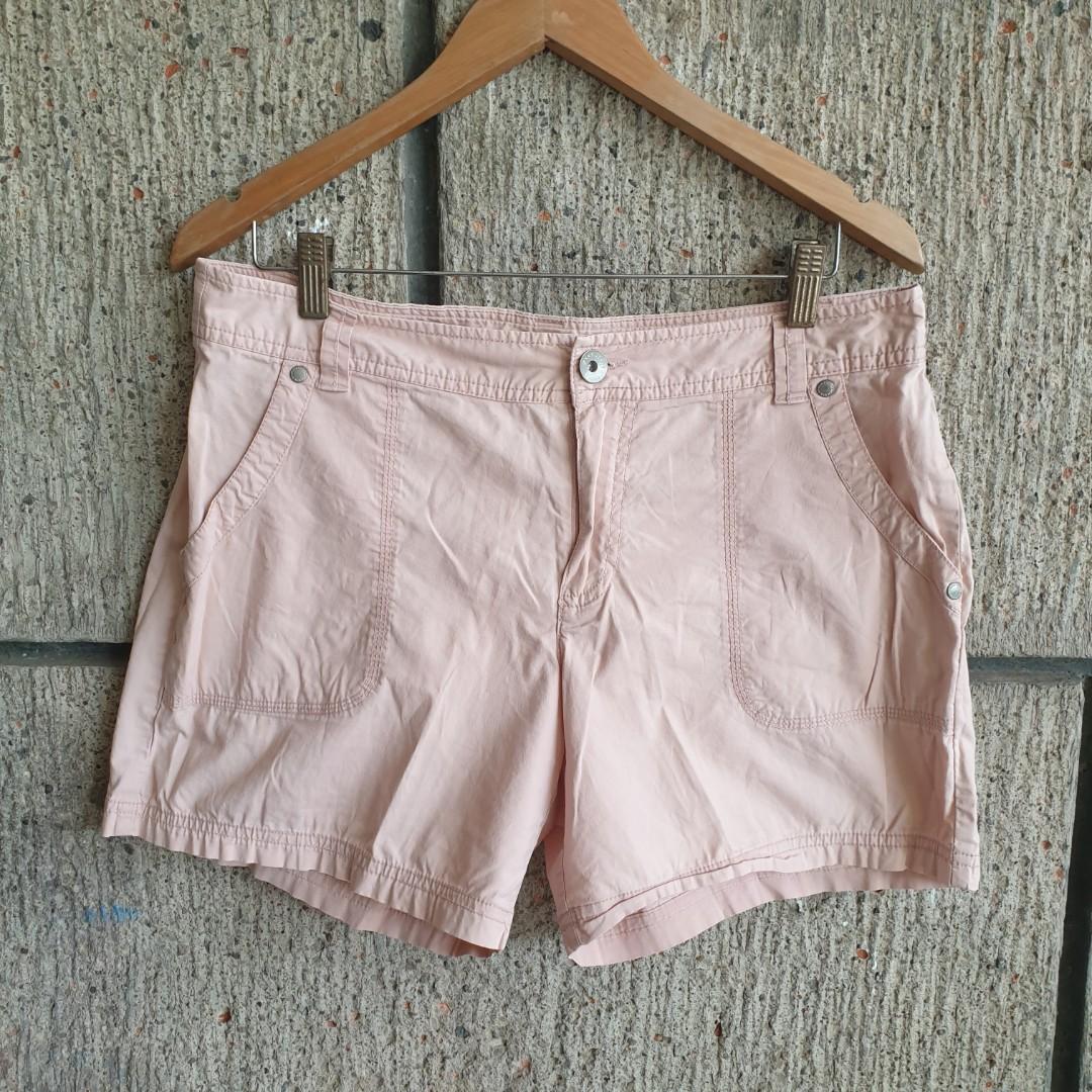 DKNY Short (Category: Shorts) located in Valenzuela. Submitted by phase2shop (Listing ID 1190787068, Image 1). Description: no flaws.