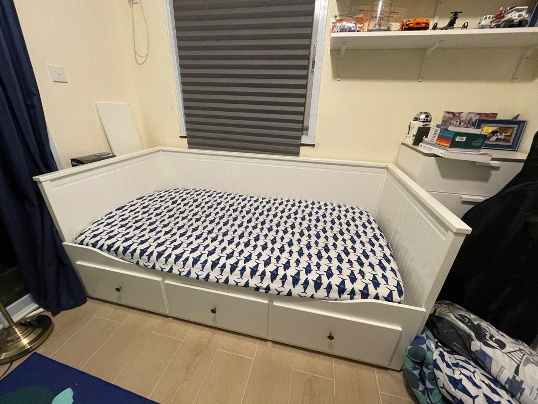 Ikea Hemnes Day Bed Converts to king, 傢俬＆家居, 傢俬, 床架及床褥 Carousell