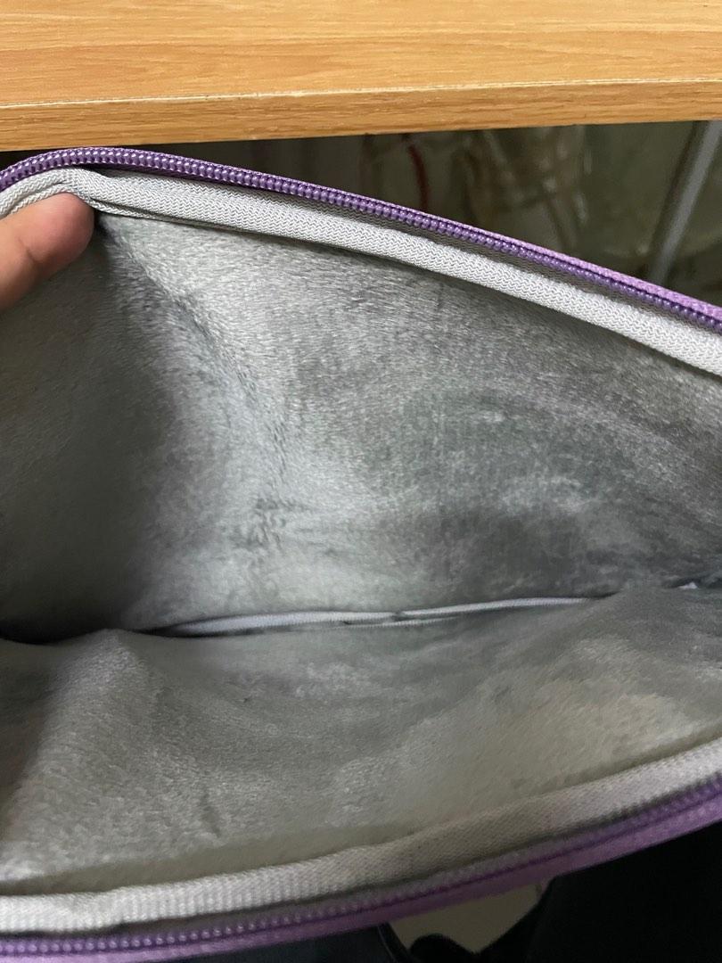 Ipad bag case (Category: Laptop Bags & Sleeves) located in Mandaluyong City. Submitted by annab11 (Listing ID 1190804485, Image 3). Description: Velvet lining inside para hindi magasgasan ipad. Perfect for smaller size ipads. Rfs: di kasya yung ipad air 5 ko kapag may case pa. Kasya yung ipad if tanggalin ko yung case nya..
