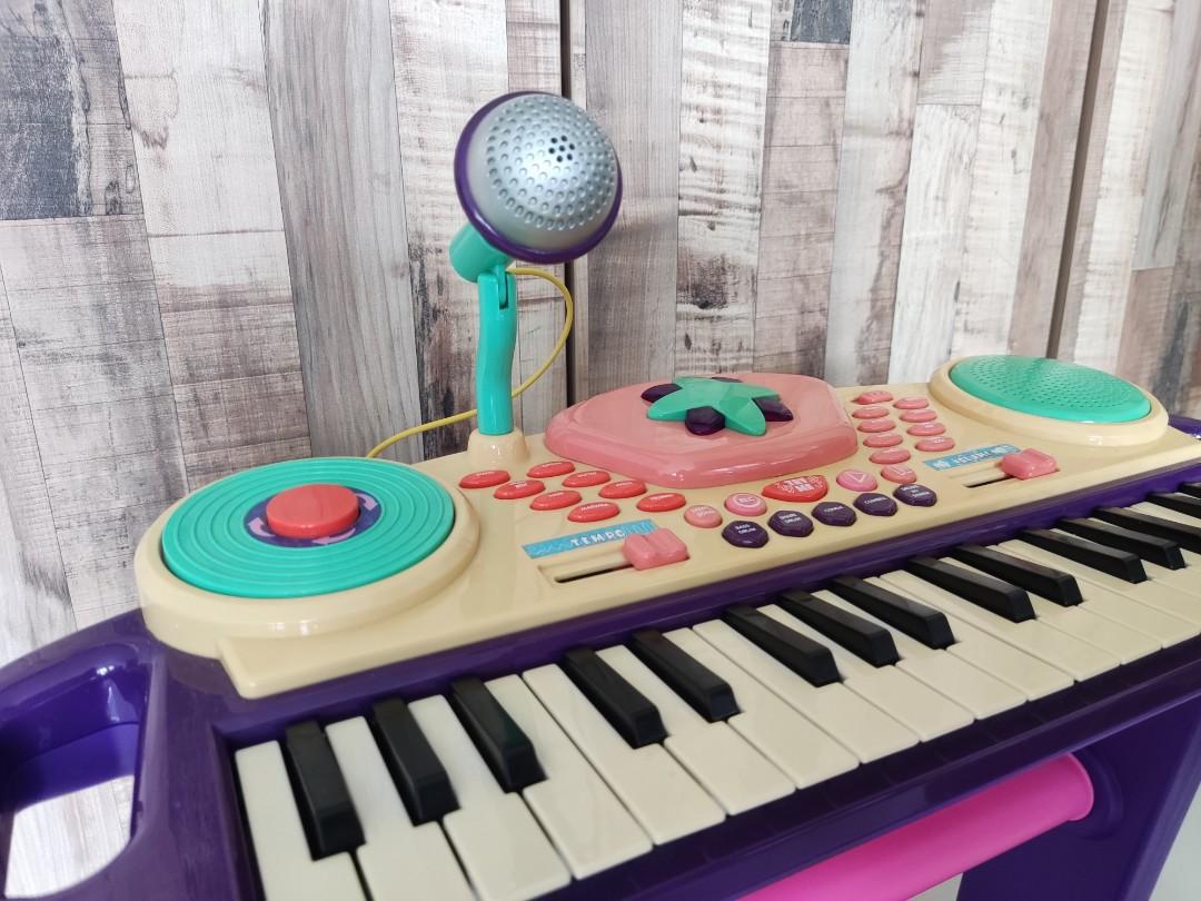 Toy keyboard with microphone and stool clearance