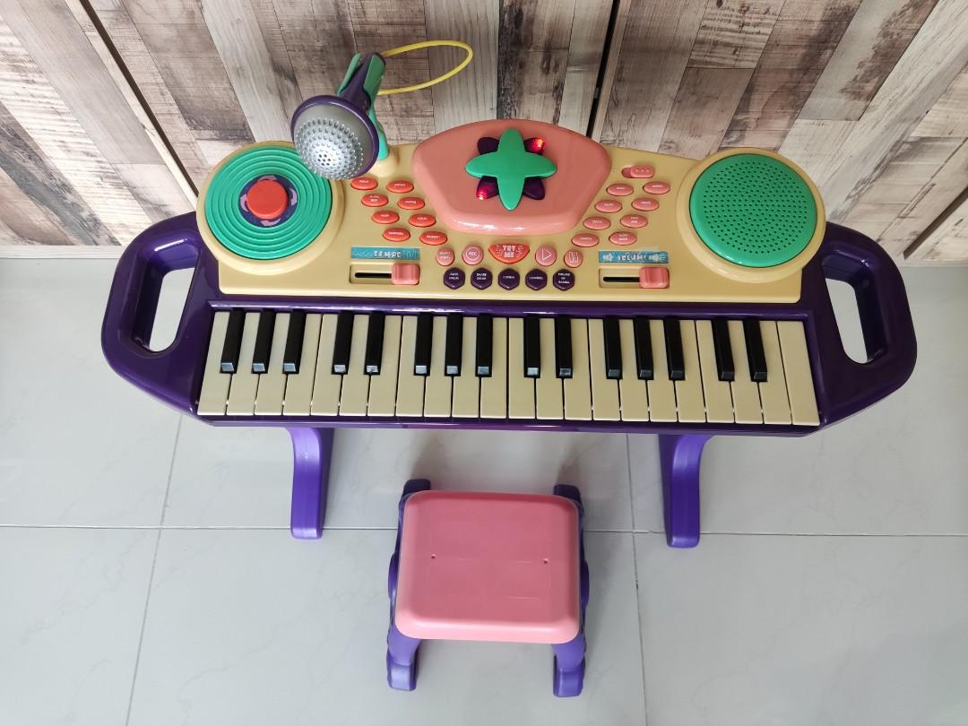 Toy keyboard with microphone and stool clearance