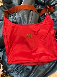 【LONGCHAMP】經典尼龍弧形斜背包
