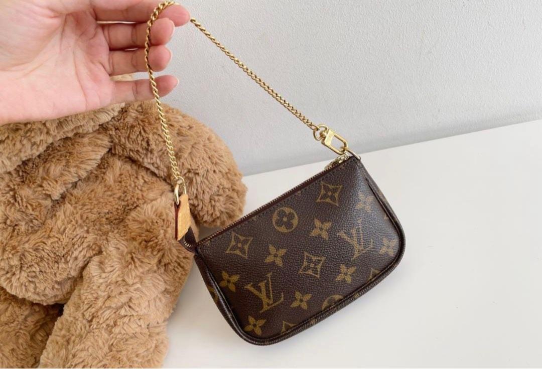 Louis Vuitton Vintage Mini Pochette Accessoires Damier Crossbody Shoulder  Bag, Luxury, Bags & Wallets on Carousell