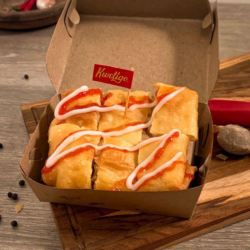 Kwetiau goreng dalam piring saji dengan berbagai bahan