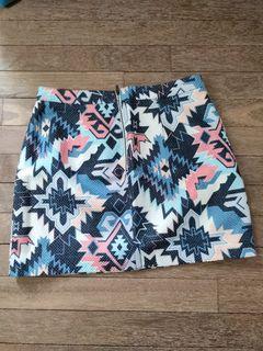 Motif pattern short skirts by Madonna Material World