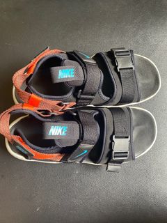 Nike canyon sandals store with velcro fastening