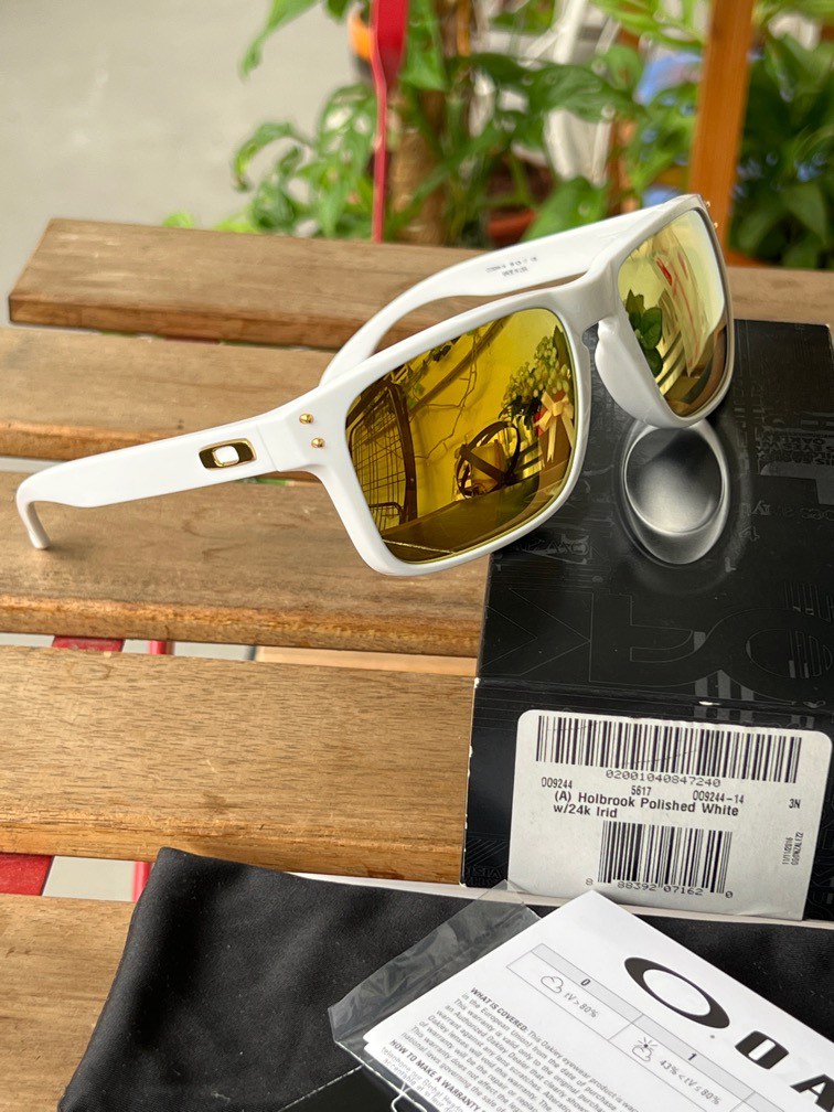Oakley Holbrook Polished white w/ 24K iridium, Men's Fashion, Watches &  Accessories, Sunglasses & Eyewear on Carousell